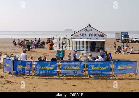 Frutti di mare capanno sulla spiaggia di una località costiera inglese Foto Stock