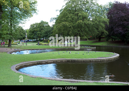 Il lago in Buxton's Pavilion Gardens. Foto Stock