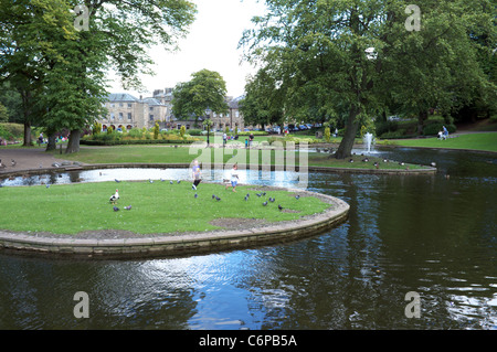 Il lago in Buxton's Pavilion Gardens. Foto Stock