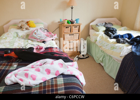 Una sudicia camera da letto per i bambini. Foto Stock