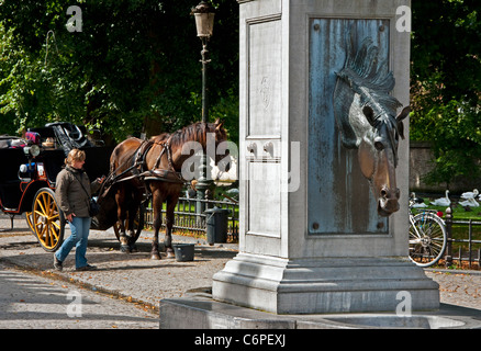 Bruges (Brugge) Testa di cavallo fontana per cavalli di irrigazione carrelli di trascinamento su Wijngaardstraat Foto Stock