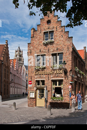 Bruges (Brugge) edificio con facciata stepgable alloggiamento rinomato Gruuthuse Hof ristorante e sala da tè Foto Stock
