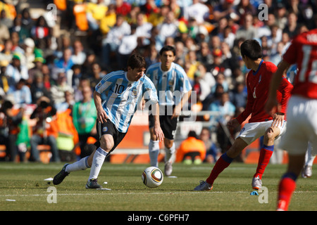 Lionel Messi Argentina (10) in azione durante una FIFA World Cup Soccer match contro la Corea del Sud il 17 giugno 2010. Foto Stock