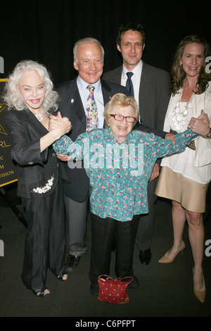 Lois Driggs Cannon, Buzz Aldrin, David Skinner, Anne ha iniziato, il dottor Ruth frequentando uno speciale cocktail party per il lancio di the Broadway Foto Stock