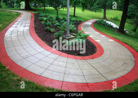 Un avvolgimento decorativo marciapiede sotto la pioggia a Eden Park di Cincinnati, Ohio, Stati Uniti d'America Foto Stock