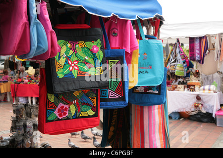 Artigianato su display per la vendita in un mercato di strada nella città di Panama. Foto Stock