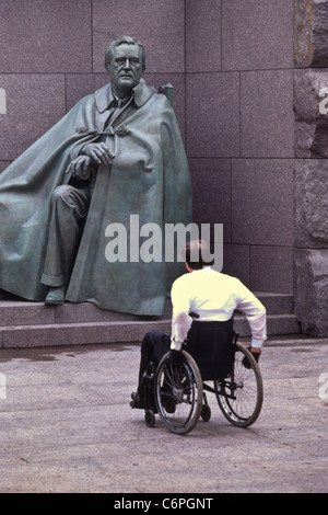 Un disabile su sedia a rotelle pause per visualizzare la statua del presidente Franklin D. Roosevelt a FDR Memorial Foto Stock
