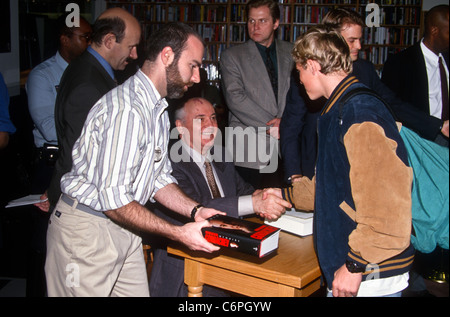 L'ex presidente sovietico Mikhail Gorbachev, con la sua caratteristica macchia di vino-porto sulla sua testa, sorride mentre firma le copie della sua nuova autobiografia 'memorie' a Borders Books & Music, 25 ottobre 1996 a Washington, D.C. Foto Stock