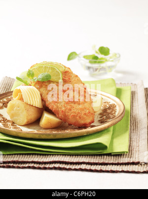 Fritti di filetto di pesce serviti con patate novelle Foto Stock