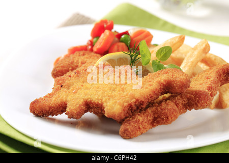 Pesce Fritto servito con patate fritte e verdure miste Foto Stock