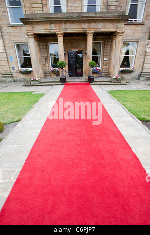 Un tappeto rosso che conduce verso Walton Hall vicino a Wakefield, Yorkshire, Regno Unito. Foto Stock