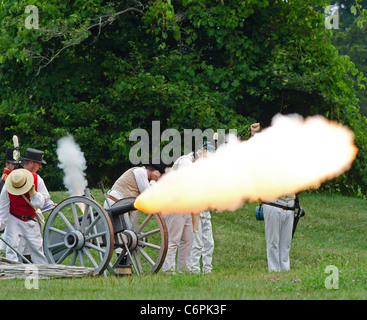 Una pistola americana equipaggio incendi durante una dimostrazione di artiglieria di Fort Erie all'Assedio di Fort Erie guerra di 1812 rievocazione storica Foto Stock