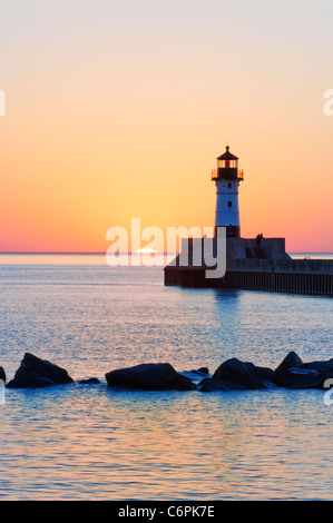 Sunrise al Frangiflutti nord faro all'entrata al porto di Duluth a Duluth, Minnesota. Foto Stock