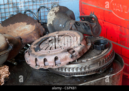 Vecchia auto componenti frizione smontato in un garage officina nel Regno Unito Foto Stock