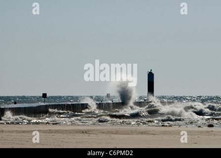 Faro sul molo, Southport, il lago Michigan, Stati Uniti d'America Foto Stock