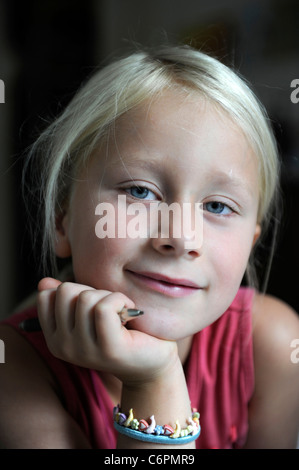 Ritratto di una bambina di sei anni con una penna. Foto Stock