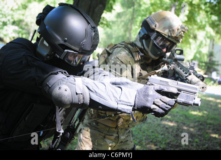 Soldati dal polacco unità di forze speciali GROM (operativo mobile del gruppo di reazione, breve originale significa "thunderbolt') Foto Stock