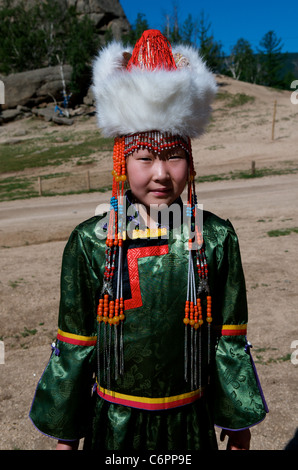 Ragazza mongola in abiti tradizionali e bordato copricapo, Gorkhi-Terelj Parco Nazionale, Provincia Töv, Mongolia. © Kraig Lieb Foto Stock