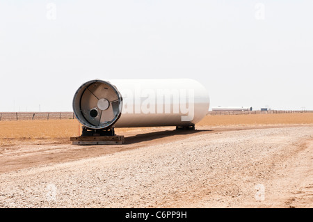 Componenti per un asse orizzontale turbina eolica vengono assemblati in un cantiere nei pressi di Amarillo, Texas. Foto Stock