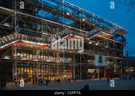 La suggestiva post moderna architettura del centro Pompidou, il Museo di Arte Moderna di Parigi illuminata di notte. Foto Stock