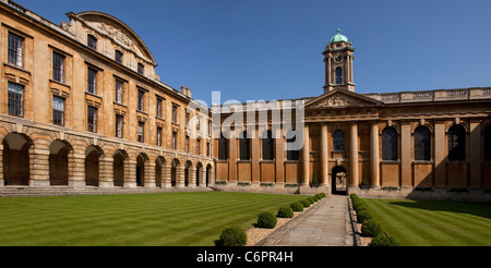 Parte anteriore quad e edifici principali al Queens College di Oxford, Inghilterra Foto Stock