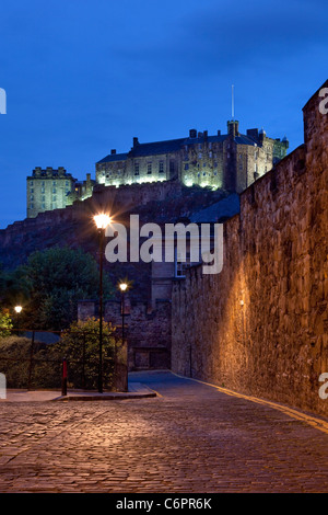 Il castello di Edimburgo di notte visto da Heriot Place, Edimburgo, Scozia. Foto Stock