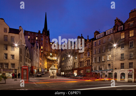 Vista notturna fino ad ovest Bow, Grassmarket al centro della città vecchia e la guglia di pietra miliare del mozzo, Edimburgo, Scozia. Foto Stock