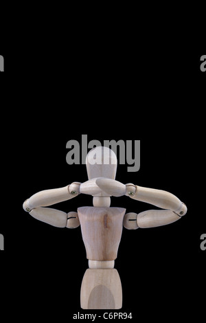 Non parlo. Manichino di legno isolato su nero con Mani sulla bocca Foto Stock