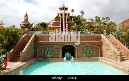 La torre del potere di attrazione di acqua nel parco acquatico Siam, Tenerife, Spagna Foto Stock