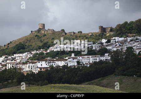 [Pueblo blanco] di [Jimena de la Frontera], Andalusia, Spagna, mostrando il suo dipinto di bianco di edifici e il castello sopra Foto Stock