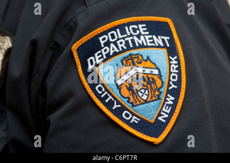 Il New York Police Department badge è raffigurato su un funzionario nella città di New York borough di Manhattan Foto Stock