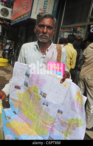 Uomo mappa di vendita sulla strada per lo shopping Foto Stock