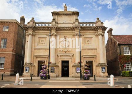 Tuesday Market Place, Kings Lynn, Norfolk, Inghilterra, Regno Unito. Il Corn Exchange building 1854 ora un teatro Foto Stock
