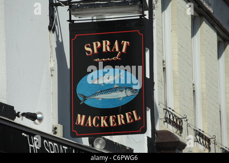 Segni di pub, Brixham Devon UK Foto Stock