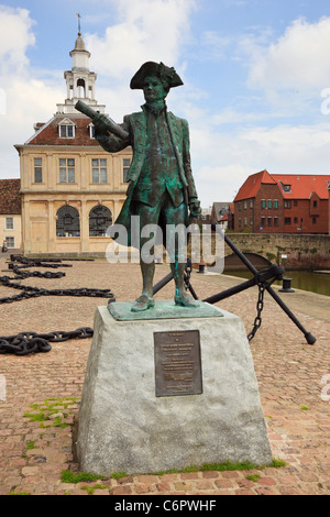 La Hereford Kings Lynn Norfolk Inghilterra statua in bronzo in memoria del Capitano George Vancouver dal vecchio Custom House Foto Stock