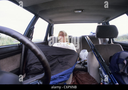 Backpacker in sacco a pelo dopo aver trascorso la notte nella sua auto, Nuova Zelanda Foto Stock