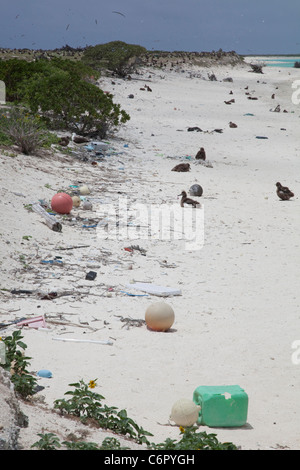 I detriti marini di plastica provenienti dal Pacifico spazzatura Patch lavato a terra su disabitata isola orientale dalle correnti del Nord Pacifico Gyre Foto Stock