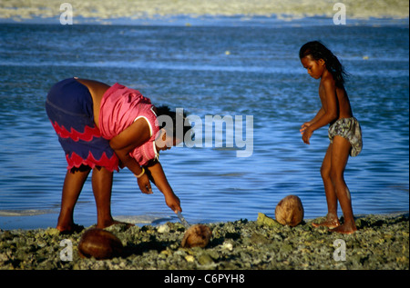 Ragazza che combatte la spiaggia con la bassa marea, Tarawa, Kiribati, Pacifico centrale Foto Stock