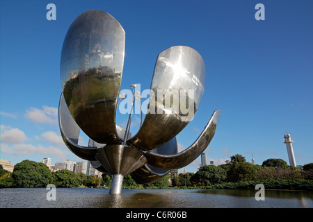Fiore di metallo (Flor de metallo) nelle Nazioni Unite piazza (Plaza Naciones Unidas), Buenos Aires, Argentina Foto Stock
