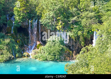 Piccolo lago e cascata nel parco nazionale di Plitvice, Croazia Foto Stock
