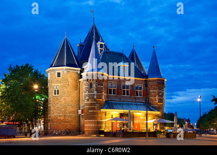 Piazza Nieuwmarkt e Waag edificio storico, crepuscolo, Amsterdam, Olanda Foto Stock