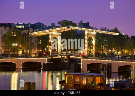 Europa, Paesi Bassi, Amsterdam, Magere Brug di notte Foto Stock