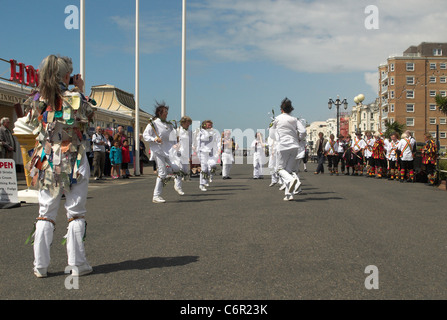 Morris ballerini in Worthing seafront in West Sussex. Foto Stock