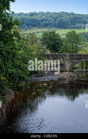 Vista verso il famoso ponte e il fiume Hebden in Hebden Bridge, West Yorkshire Foto Stock