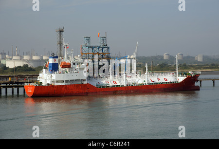 Il Gpl portarinfuse Joan accanto a scaricare il suo carico alla raffineria Fawley su acqua di Southampton England Regno Unito Foto Stock