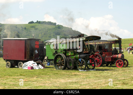 Un Aveling & Porter Showmans trattore (sinistra) e un trattore Burrell Raffigurata qui al vapore Wiston Rally in West Sussex. Foto Stock