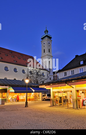 Viktualienmarkt e la Chiesa Heiliggeist, Monaco di Baviera, Germania. Foto Stock