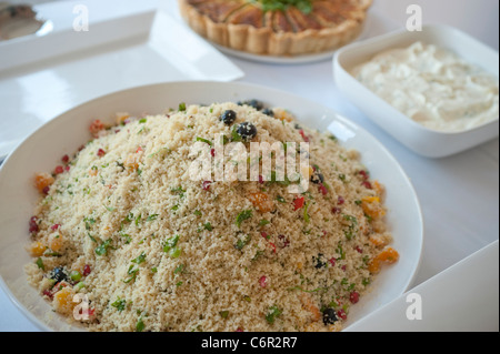 Un grande piatto di cuscus visualizzati su una tabella interna per un buffet ad un party in giardino. Foto Stock