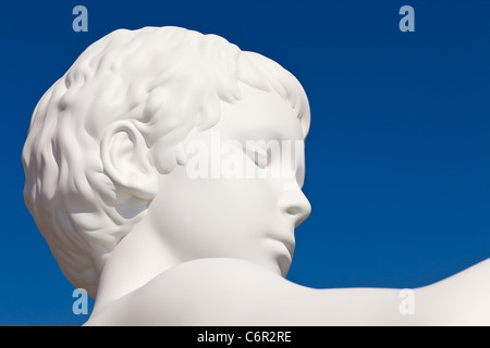 In prossimità della testa della scultura "ragazzo con una rana' fatta da Charles Ray, Venezia, Veneto, Italia Foto Stock