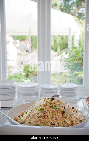 Set di pasto fuori su una tabella per la scelta, tavola fredda, buffet a parte, cuscus, cous cous Foto Stock